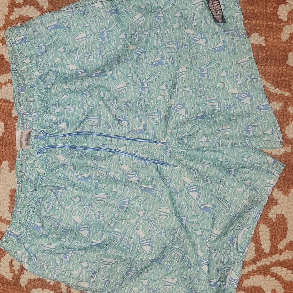 The Vineyard vines sailing boats trunks size large